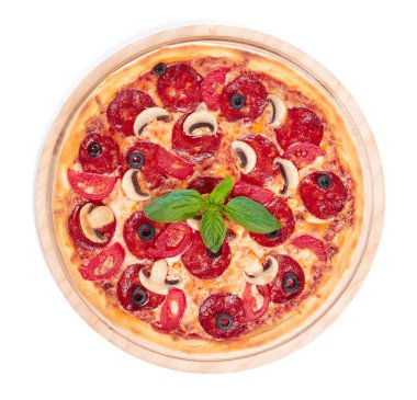 Lezzetli pizza beyaz arka planda izole edilir.