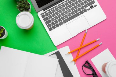 Masa üstü görüntü aksesuarları ofis masa arkası konsepti. Çeşitli nesnelerin düz yatışı. yaratıcı fotoğraf.