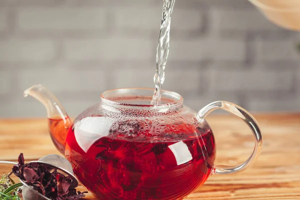 Chá vermelho em uma mesa de madeira. foto criativa . — Fotografia de Stock