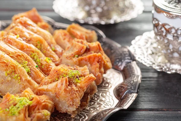 Turkish arabic dessert baklava dengan madu dan kacang-kacangan di piring perak — Stok Foto