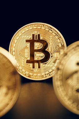 Siyah arka plan üzerine Bitcoins. Kripto Döviz Ticaret kavramı