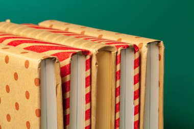 Yeşil arka planda izole edilmiş kitaplar. yaratıcı fotoğraf.