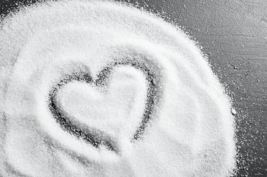 Siyah arkaplana yayılmış şeker. Yakın plan.