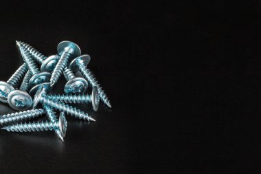 Siyah arka planda vidalar. Kapat. yaratıcı fotoğraf.