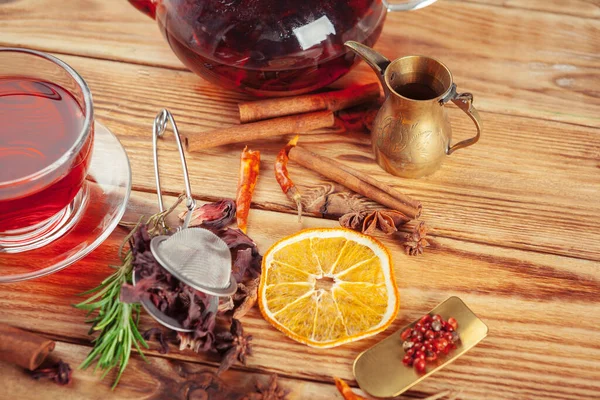 Chá vermelho em uma mesa de madeira. foto criativa . — Fotografia de Stock