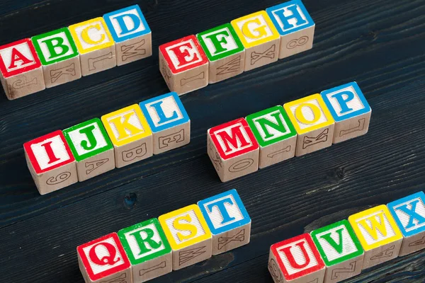 Alfabet blokken Abc op houten tafel. creatieve foto. — Stockfoto