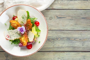 Tavuk göğsü, roka ve domatesli taze salata. Üst görünüm