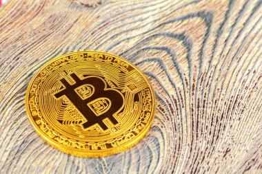 Ahşap arka planda altın bitcoin 'ler. yaratıcı fotoğraf.