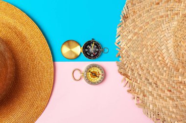 Pembe arka planda pusula, üst manzara. yaratıcı fotoğraf.