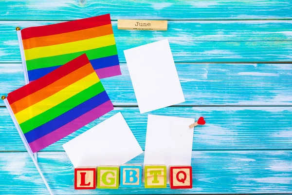 Bandera de orgullo gay en mesa de madera. foto creativa . — Foto de Stock