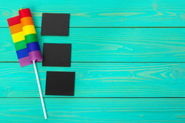 Brillante arco iris gay bandera en madera fondo y espacio en blanco — Foto de Stock