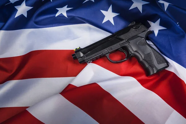 Arma de mano en la bandera americana. Concepto de problema de armas — Foto de Stock