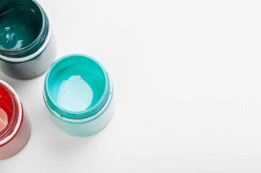 Sanat için plastik boya şişeleri. yaratıcı fotoğraf.