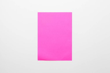 Renkli kağıt beyaza izole edilmiş. yaratıcı fotoğraf.