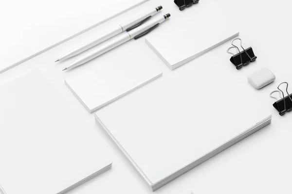 Marca comercial de papelería en blanco aislada sobre fondo blanco. Foto creativa . — Foto de Stock