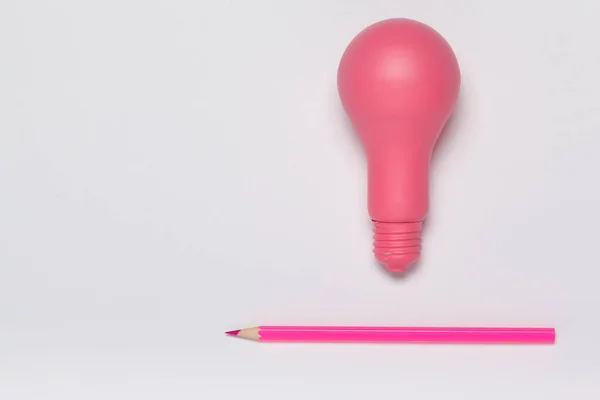 Konsep ide kreatif. Lampu bohlam merah muda dan pensil top view. foto kreatif. — Stok Foto
