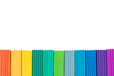 Beyaz arkaplanda izole edilmiş plastiksi renkli çubuklar