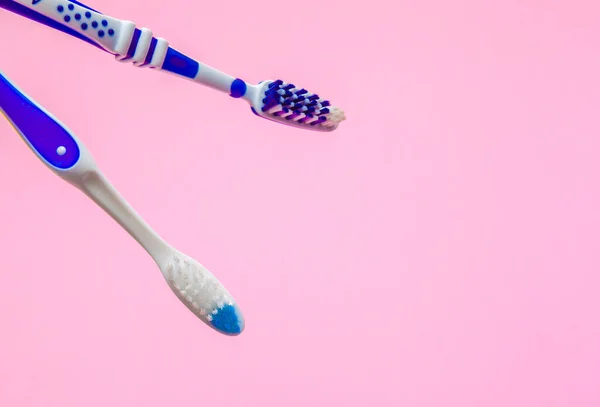 Composição plana com escovas de dentes manuais no fundo de cor, close-up — Fotografia de Stock