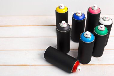 Sprey boya kutuları kapanıyor. Yaratıcı Fotoğraf.