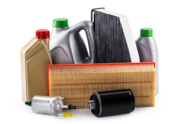 Araba filtreleri ve motor yağı beyaza izole edilmiş.