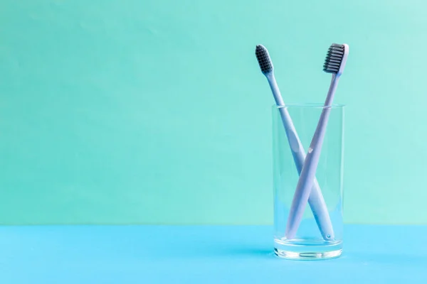 Toothbrushes in glass. close up. creative photo. — Stock Photo, Image