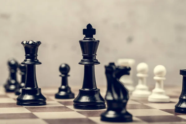 Figury szachowe na planszy w rozmytym, selektywnym ujęciu — Zdjęcie stockowe