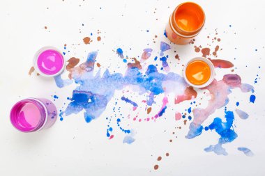 Sanat için plastik boya şişeleri. yaratıcı fotoğraf.