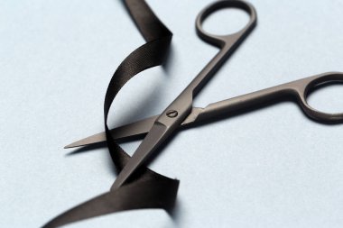 Büyük Açılış makas ve gri bir arka plan üzerinde siyah bir kurdele ile resimli