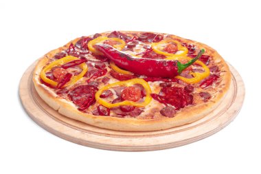 Beyaz arka planda taze lezzetli pizza. Kesme yolu. yaratıcı fotoğraf.