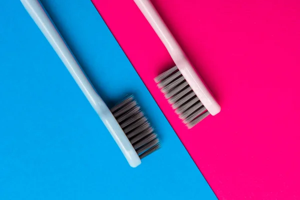 Platt låg sammansättning med manuella tandborstar på färg bakgrund, närbild — Stockfoto