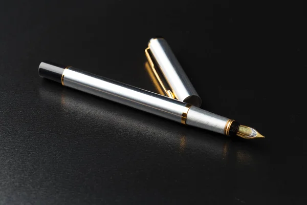 Фонтанная ручка с вырезкой пути на черном фоне — стоковое фото