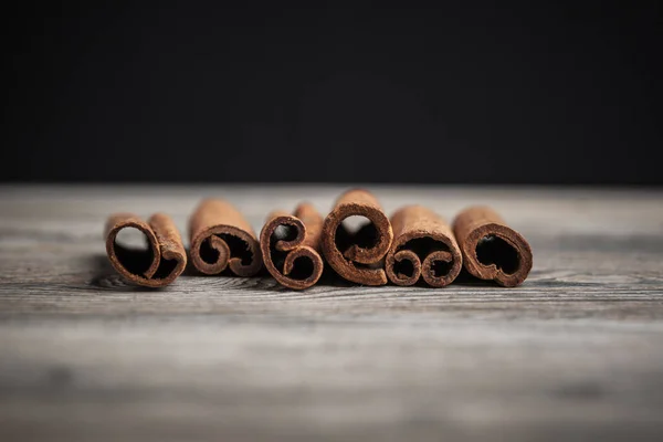 Cinnamon sticks on wooden background. creative photo. — Stock Photo, Image