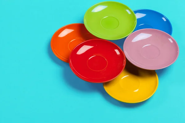 Parlak bir arkaplanda renkli tabaklar — Stok fotoğraf