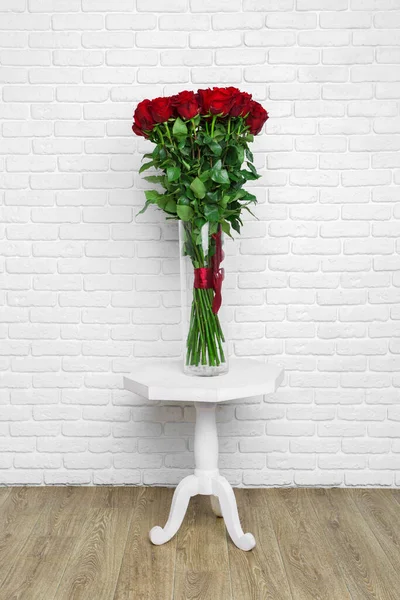 Luxusní kytice z rudých růží. Tvůrčí fotografie. — Stock fotografie