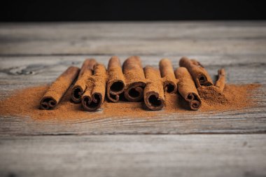 Ahşap arka planda tarçın çubukları. Yaratıcı Fotoğraf.