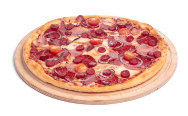 Beyaz arka planda taze lezzetli pizza. Kesme yolu