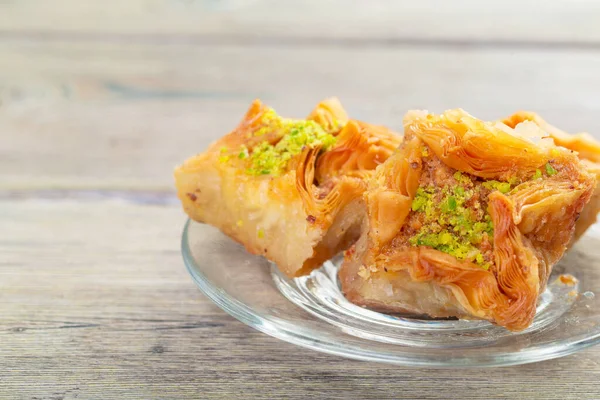 Tabakta taze baklava, antep fıstığı ile servis edilen baklava — Stok fotoğraf