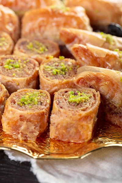 Baklava-Dessert. Traditionelle türkische Nachspeise. kreatives Foto. — Stockfoto