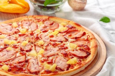 Tahta masada servis edilen lezzetli taze pizza.