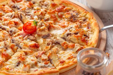 Tahta masada servis edilen lezzetli taze pizza.