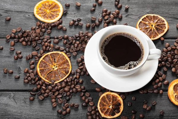 Tasse de café et grains de café sur la table. — Photo