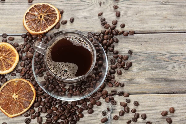 Tasse à café et grains de café sur fond en bois. — Photo