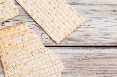 Yahudi bayramı kutlamaları için sofrada İtalyan ekmeği var.