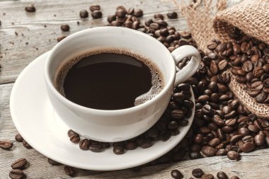 Masada kahve ve fasulye. Yaratıcı Fotoğraf.