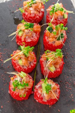 Kırsal ahşap masada taze suşi. yaratıcı fotoğraf.