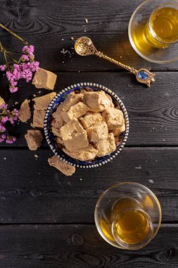 Masada çay ile nefis bir halva.