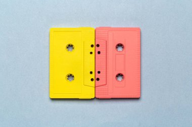 Açık gri arkaplandaki parlak retro kaset kasetleri