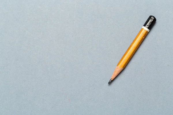 Bodegón de corta duración lápiz sobre fondo gris claro — Foto de Stock
