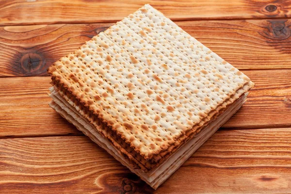 Matzo tunnbröd för judiska högtidsfiranden på bordet. kreativ bild. — Stockfoto