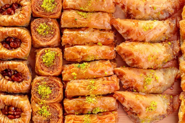 Türkisches Dessert Baklava. Nahaufnahme. kreatives Foto. — Stockfoto
